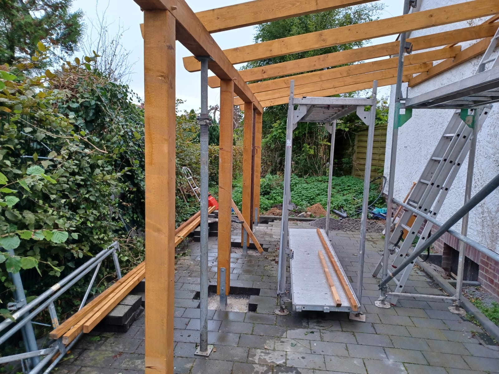 Holzkonstruktion einer Terrassenüberdachung mit Pfosten und Querbalken